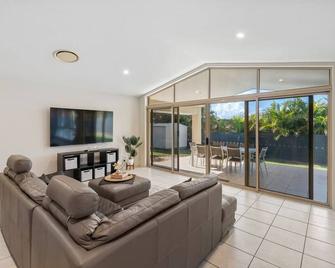 4 Bedroom Spacious Cozy Family Retreat Parkinson - Browns Plains - Living room