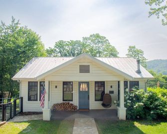 Designer, 3/3 cottage, fenced yard DT one street off Main - Clayton - Building