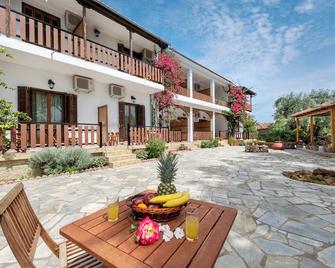 Vergonis Studios - Koropi - Патіо