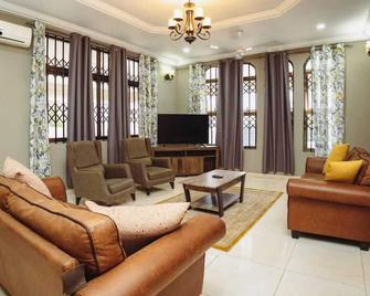Edna's Place - Sakumono - Living room