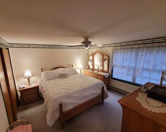 On the Delaware River, beautiful views, fishing, kayaking, floating, swimming - Hancock - Bedroom