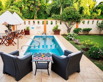 Valley Breeze Guest House - St. George's - Piscine