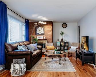Welcome to our charming and newly remodeled home, close to everything - Richfield - Living room