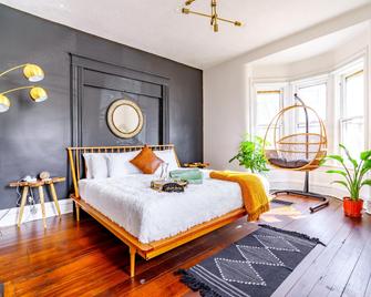 Prime Location Top Rated Clean Parking Free! - Richmond Dale - Bedroom