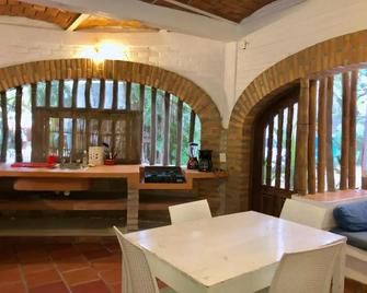 Sayulita Beach House Hotel - Sayulita - Їдальня
