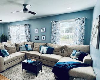 Allen Family Farm - Hottub, Wifi, Pet Friendly, Fresh Sourdough, Pigs, Chickens! - Ruther Glen - Вітальня