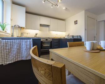 Private Deck With Newly Refurbished Flat - Cirencester - Kitchen