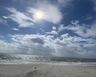 Happy Joy- Pool-Sleeps 6- 2 Min Walk to Beach- Family Friendly And No Steps! - Dauphin Island - Playa