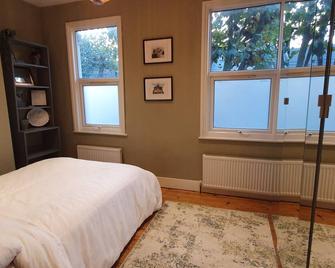 Cosy & Stylish Stay in Vibrant East Ham - London - Bedroom