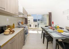 Summer Breeze Comfort Sunny Apartments close to the sandy beaches - by Getawaysmalta - Mellieħa - Küche