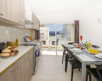 Summer Breeze Comfort Sunny Apartments close to the sandy beaches - by Getawaysmalta - Mellieħa - Cuisine