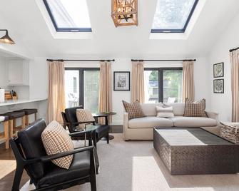 Amazing Location, Downtown Charmer 5 Bedrooms, First Floor Master Suite - Andover - Living room