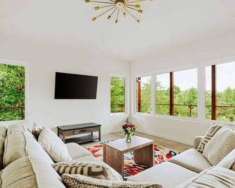 Serenity Now| Deck + Fire + Hot Tub/Sauna Access - Young Harris - Living room
