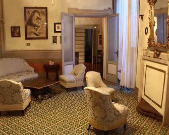 Sea and hills, charm and relaxation in a medieval village a few kilometers from the sea - Ostra Vetere - Sala de estar