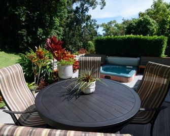 Cottage on a 3 acre estate, spa, fireplace, cozy, park like setting, fruit trees - Paauilo - Patio