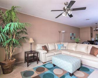 The Danbury 1BR apartment in historic downtown - Fairbury - Sala de estar