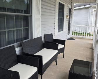 Charming 2-Bedroom, 1-Bath Getaway - Carbondale - Balcón