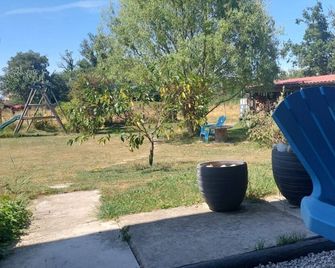 Gite Nature Et Spa - Chartre - Innenhof