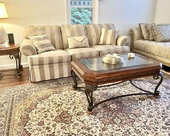 Spacious Cape Cod in Monroeville - Monroeville - Living room