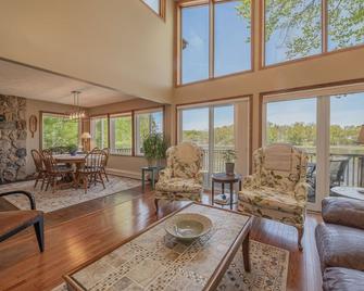 Relax, Recharge, Reconnect in our quiet lakeside getaway in the heart of SW MI. - Lawton - Living room