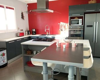 Country house for 2 people (many hiking trails) - La Chapelle-sous-Brancion - Cocina