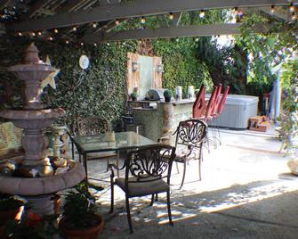 My house is yours. Welcome to my tranquil eclectic home - San Juan Capistrano - Patio