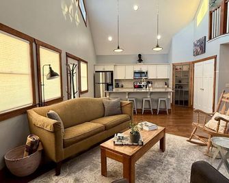 Envisage Retreat: Cozy 2nd-Floor 'Coach House' Lodge for Serenity & Rejuvenation - Chippewa Falls - Wohnzimmer
