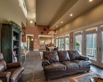 Golfing, Views and Relaxation in the Foothills - Angels Camp - Living room