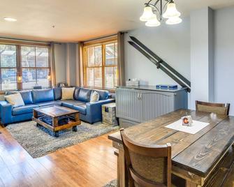 Cozy Winter Park Mountain Retreat with Fireplace - Winter Park - Living room