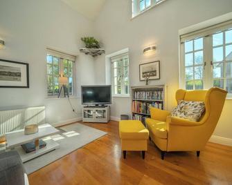 Beautiful Mews Lodge, in the countryside, 0.8 mile from town centre. - Kinsale - Living room