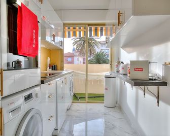 Luxury 4 Stars Apartment with 2 Terraces, Cannes Croisette - Cannes - Cocina
