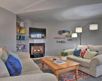 Large Lavonia Home with Party Dock on Lake Hartwell! - Lavonia - Living room