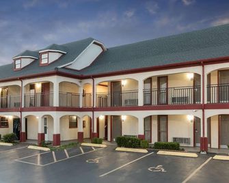 Travelodge Inn & Suites by Wyndham Norman - Norman - Building