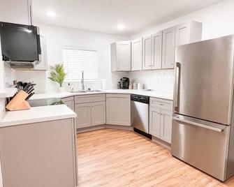 Beautiful Work Stay Retreat in Pueblo Near Downtown - Pueblo - Cocina