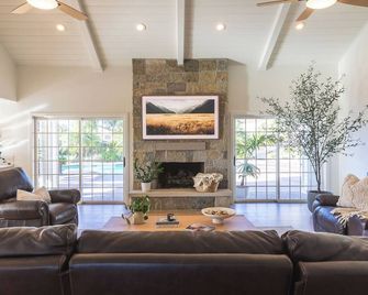 Modern Farmhouse Luxury Resort on One Acre - Lakeside - Living room