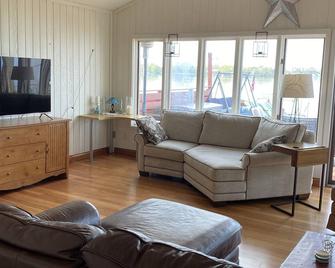 Cozy lakeside home on the western shore of Lake Winnebago. 40 min to Lambeau. - Neenah - Living room