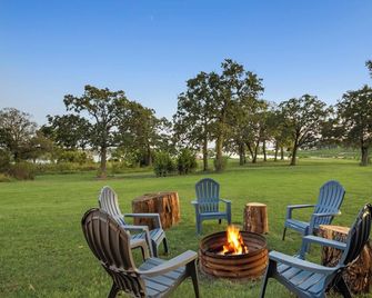 Scenic Lake Retreat for groups & Families | 4 private cabins- sleeps 22 - Madill - Patio