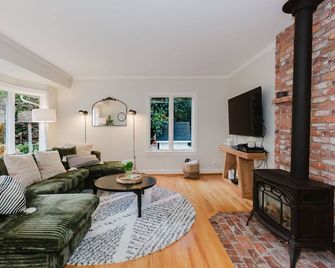 Battlepoint Farmhouse is a Delightful 3-bedroom home in Bainbridge Island - Bainbridge Island - Escaleras