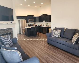 New~modern Boho Vacation ~ Close To Everything! - Southaven - Living room