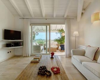 Villa Gelsomino a soli 500 mt dal mare con piscina privata e vista mare - Castiadas - Pokój dzienny