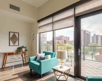 Luxury Cherry Creek North Living with Pool Spa Gym Parking, Free Parking - Denver