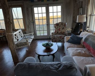 Rustic Luxury First and last wk of season only! - Block Island - Living room