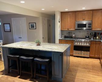 Seaside Village of Rowayton Summer Rental - Norwalk - Kitchen
