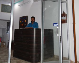 Hotel Nanda Tower - Hanumāngarh - Front desk
