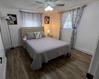 Explore beaches & springs from this comfy 2BR—WiFi, patio, great location. - Hudson - Habitación