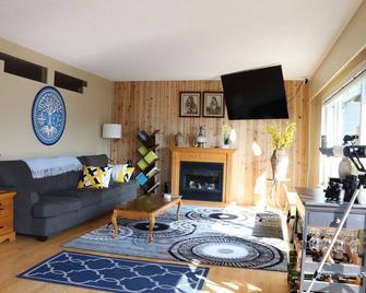 Ocean and Mountain view Home - Gibsons - Obývací pokoj