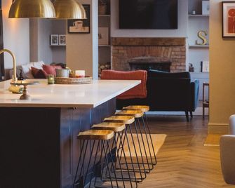 Luxury House sleeps 14 with Secret Bar near Bath - Warminster