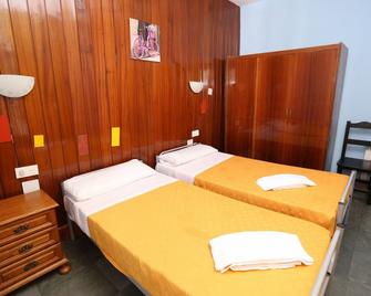Hostal Atlantic - Calella - Bedroom