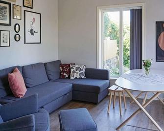 4 person holiday home in Økerø - Öckerö - Sala de estar