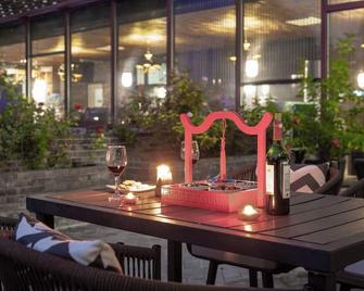 Hotel Cote Cour Deductive Beijing - Quadrangle close to Tiananmen Square & Forbidden City & Nanluoguxiang, Walk to Wangfujing, English speaking, Free WiFi, Free Laundry, Free Wonton & Noodles with Tour ticket service, Free selfies with ancient costume - Pekin - Veranda